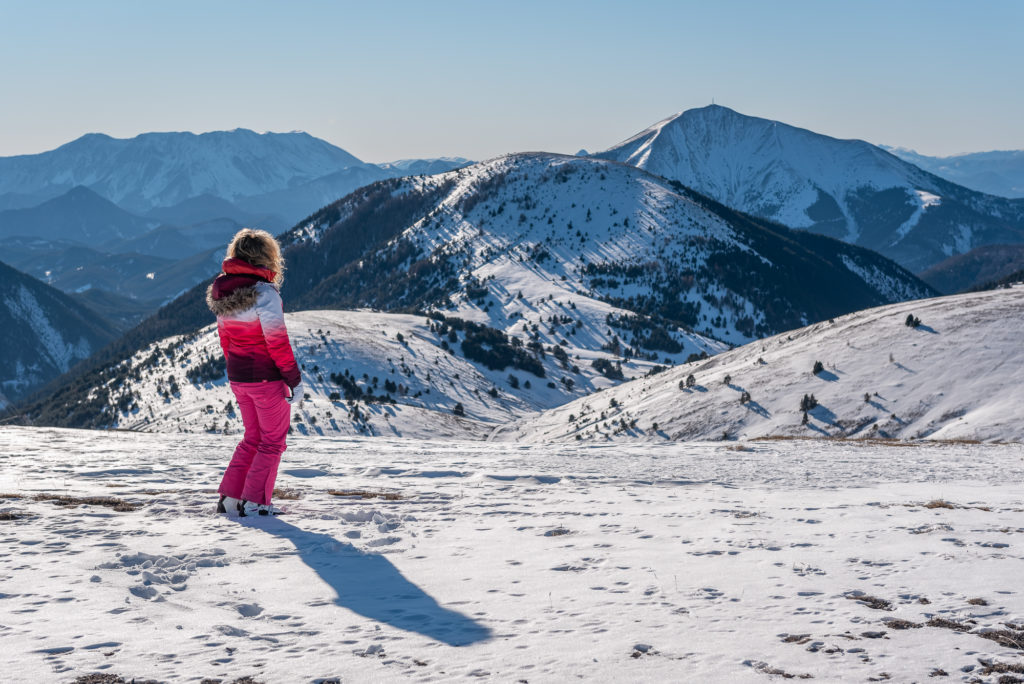 Skier dans les Alpes de Haute Provence : découvrez l'hiver dans la région de Blanche-Serre-Ponçon, avec activités outdoor et bonnes adresses. 