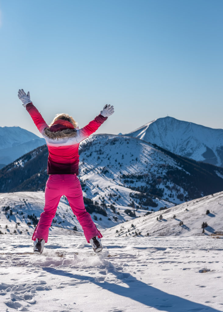 Skier dans les Alpes de Haute Provence : découvrez l'hiver dans la région de Blanche-Serre-Ponçon, avec activités outdoor et bonnes adresses. 