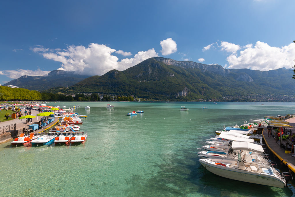 Que voir et que faire sur le lac d'Annecy? Les joyaux du lac d'Annecy : Talloires, un tour en bateau sur le lac d'Annecy, un vol en parapente à la Forclaz, de très bonnes adresses.