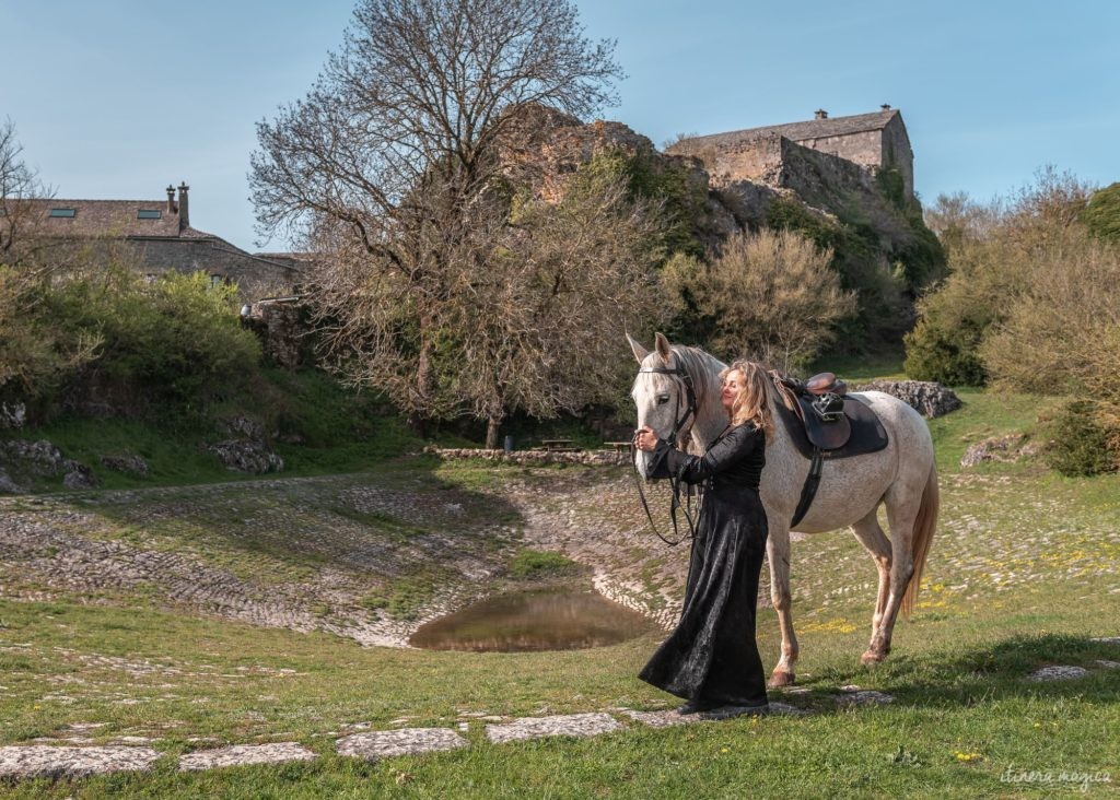 Tourisme équestre sud de l'Aveyron randonnée à cheval Aveyron