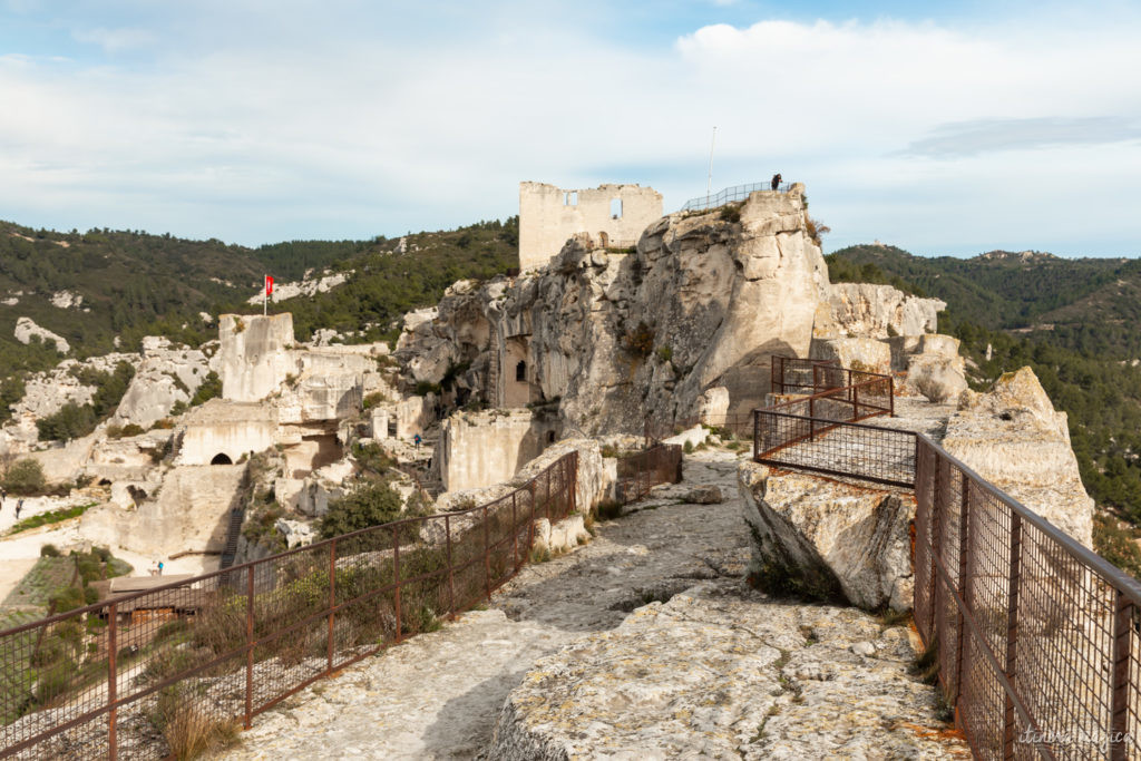 Road trip rétro en voiture ancienne dans les Alpilles : que voir dans les Alpilles ? Explorer les Alpilles en 2 CV