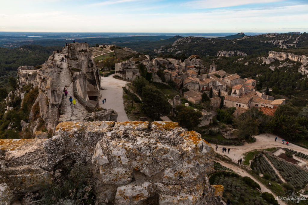 Road trip rétro en voiture ancienne dans les Alpilles : que voir dans les Alpilles ? Explorer les Alpilles en 2 CV