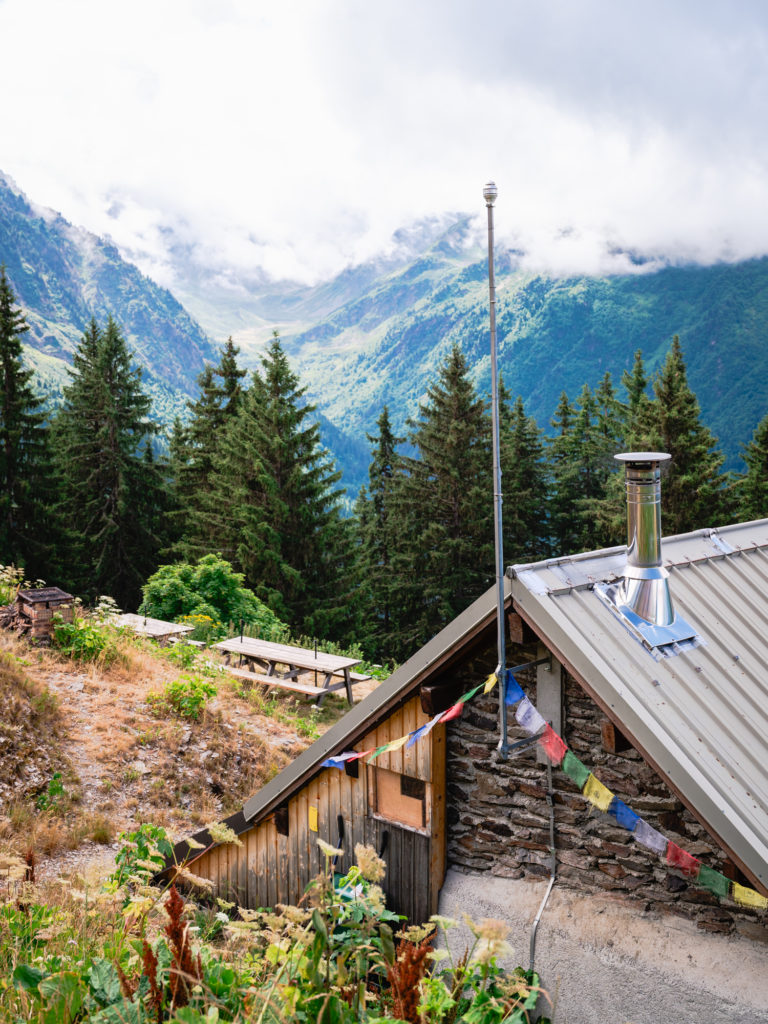 randonnée en belledonne en été : la pierre du carré au collet d'allevard