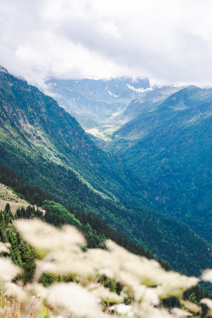 randonnée en belledonne en été : la pierre du carré au collet d'allevard