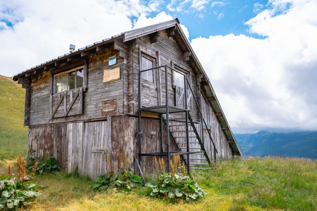randonnée en belledonne en été : la pierre du carré au collet d'allevard
