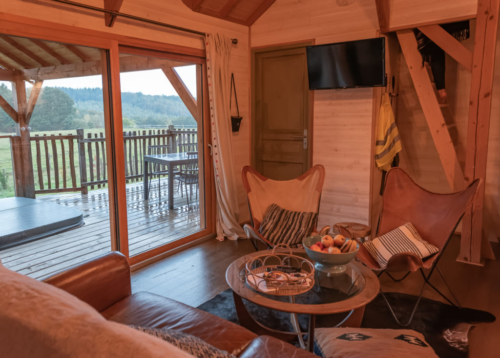 Belles et bonnes adresses dans la creuse : un séjour romantique à l'automne dans la cabane perchée du château de Mémanat