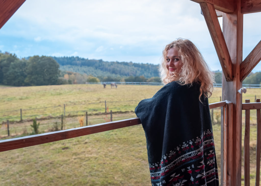 Belles et bonnes adresses dans la creuse : un séjour romantique à l'automne dans la cabane perchée du château de Mémanat