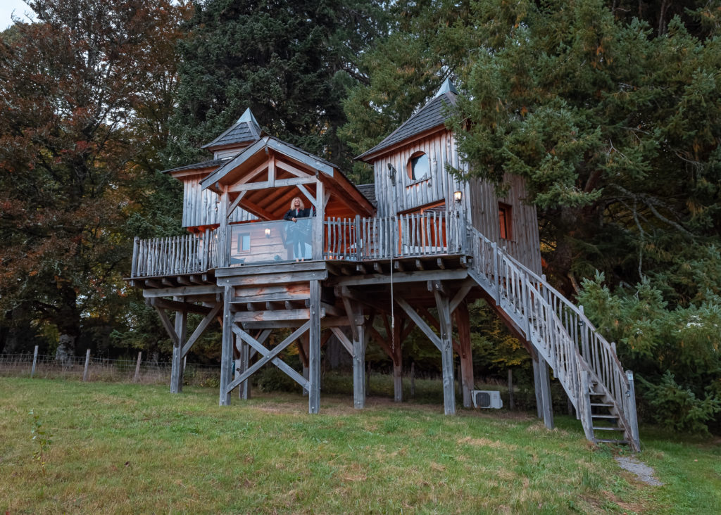 Belles et bonnes adresses dans la creuse : un séjour romantique à l'automne dans la cabane perchée du château de Mémanat