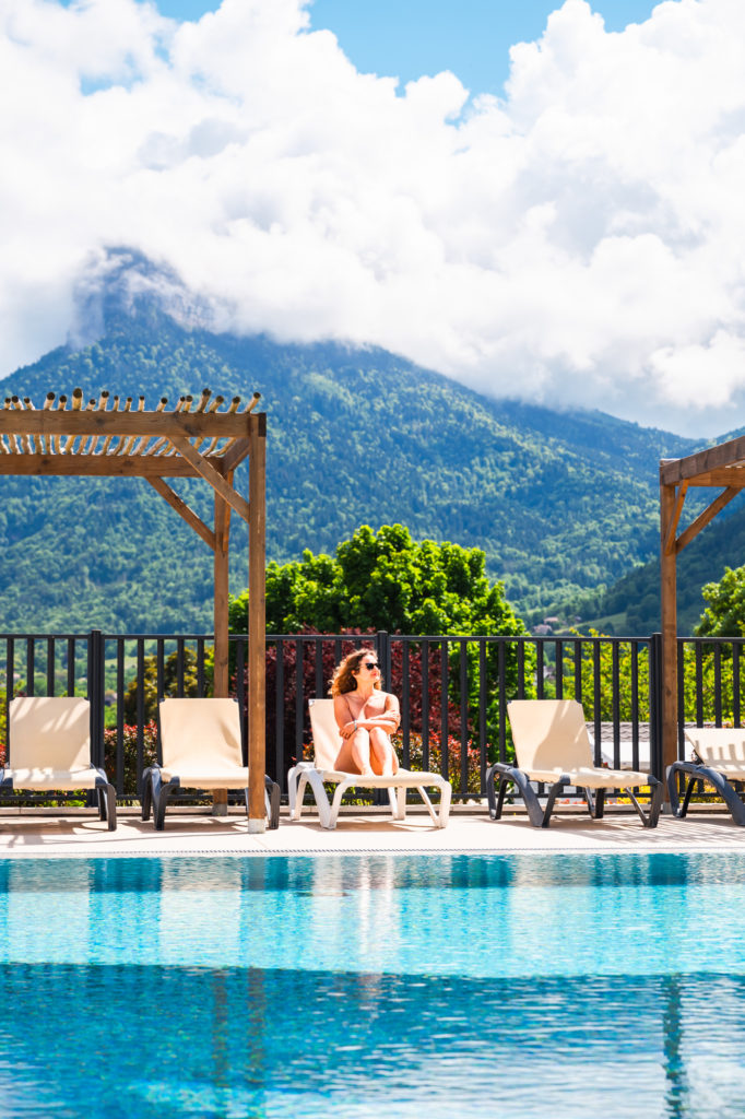 un camping avec un parc aquatique au bord du lac d'annecy