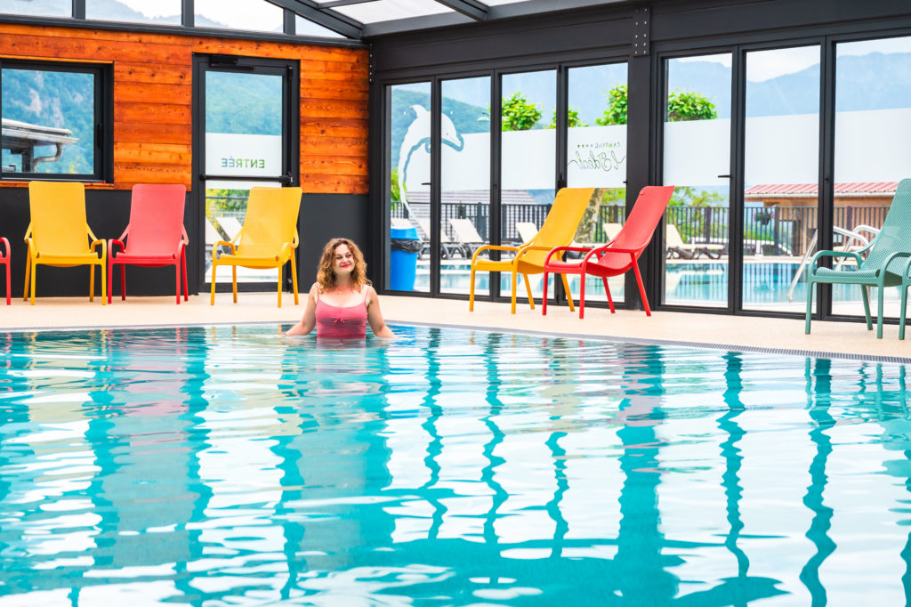 un camping avec un parc aquatique au bord du lac d'annecy