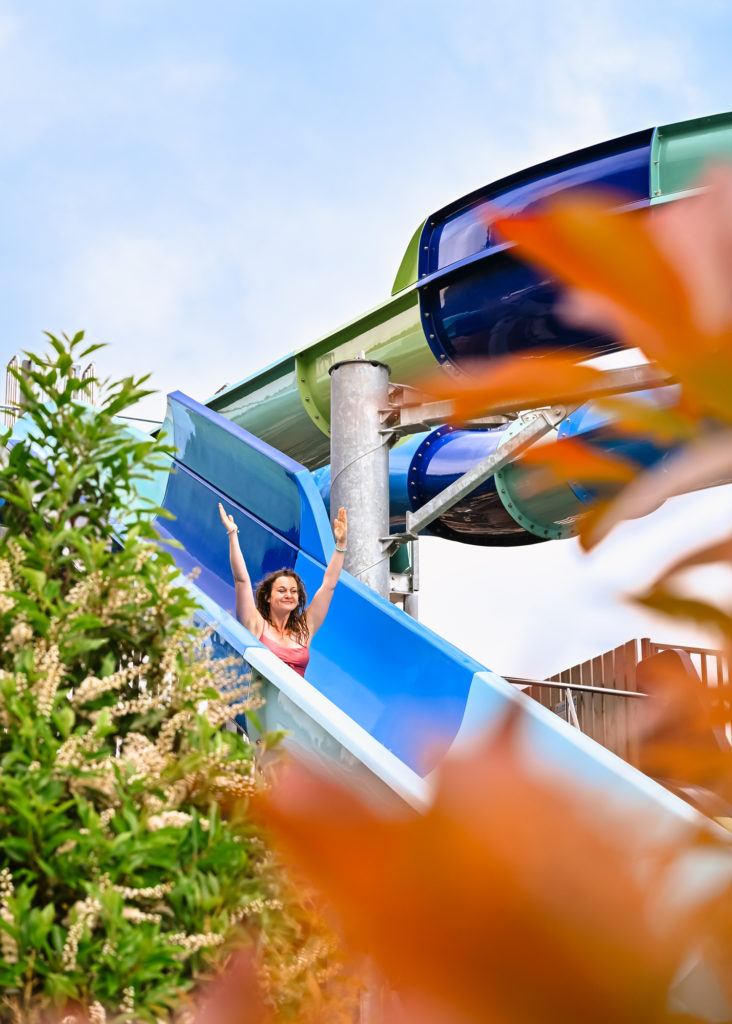 un camping avec un parc aquatique au bord du lac d'annecy