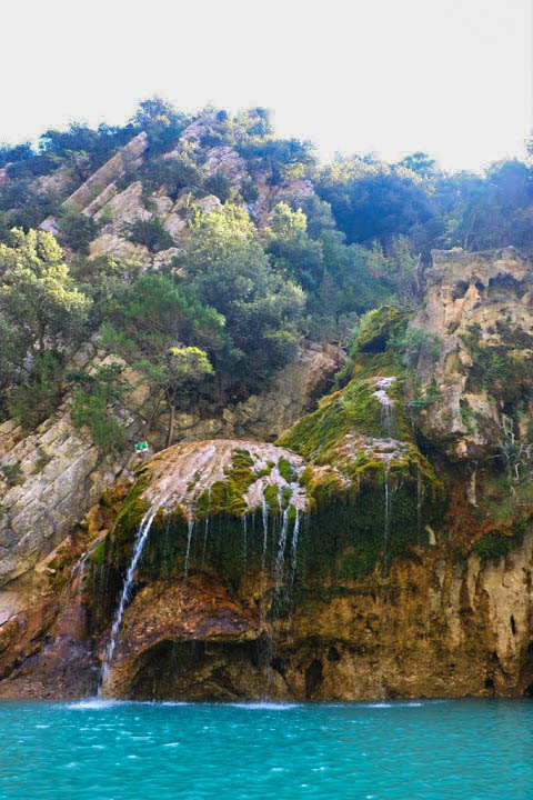 Une cascade dans la gorge du lac de Sainte Croix.