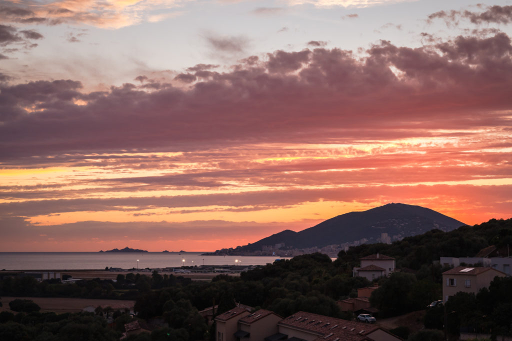 Voyager à Ajaccio à l'automne, entre mer et montagne, à la rencontre des artisans et producteurs : immersion dans le terroir corse et bonnes adresses!
