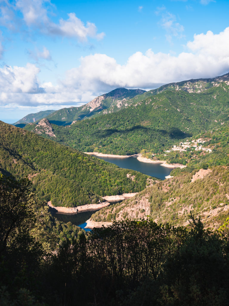 Voyager à Ajaccio à l'automne, entre mer et montagne, à la rencontre des artisans et producteurs : immersion dans le terroir corse et bonnes adresses!