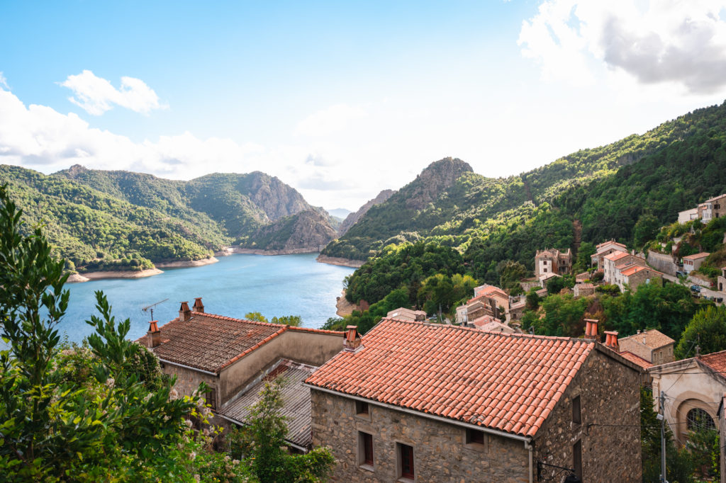 Voyager à Ajaccio à l'automne, entre mer et montagne, à la rencontre des artisans et producteurs : immersion dans le terroir corse et bonnes adresses!