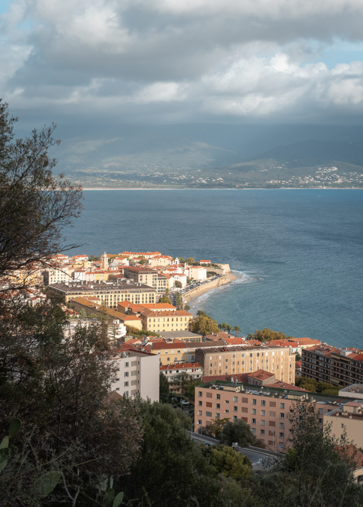 corse en automne : beauté de la corse hors saison, bonnes adresses et sports outdoor dans les montagnes