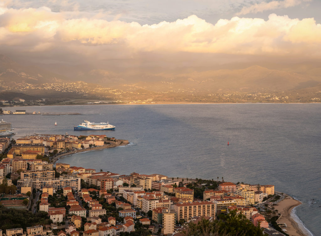 corse en automne : beauté de la corse hors saison, bonnes adresses et sports outdoor dans les montagnes