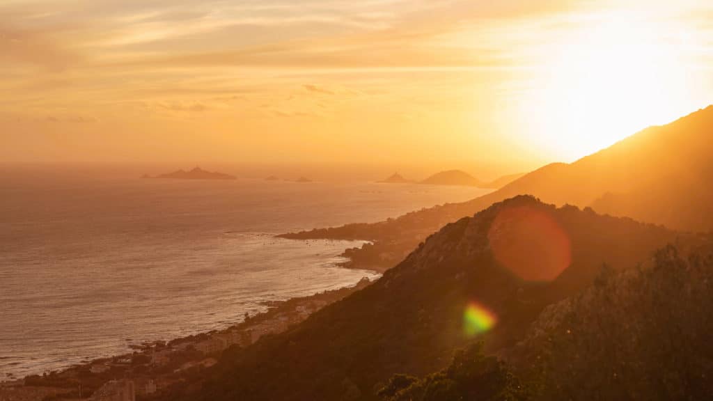 corse en automne : beauté de la corse hors saison, bonnes adresses et sports outdoor dans les montagnes