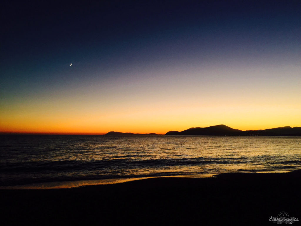 Quand la nuit tombe, Hyères est encore plus belle... Découvrez la ville du crépuscule à la nuit étoilée, dans les rues de la citadelle médiévale et au bord de l'eau.