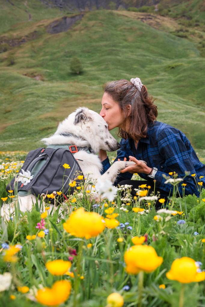 Randonner avec son chien : mes conseils, mon équipement coup de cœur Decathlon Outdog et mes plus belles idées de randos autour de Grenoble pour vivre des aventures complices en montagne.