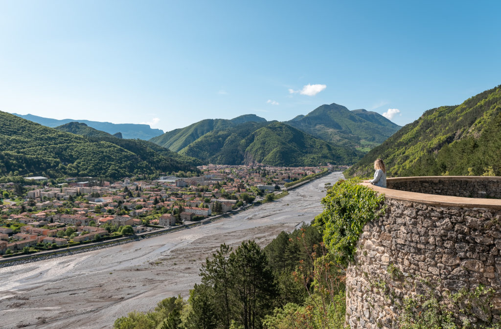 Visiter Digne les Bains et ses environs dans les Alpes de Haute Provence. Blog sur Digne les Bains. Le musée promenade et la fontaine pétrifiante