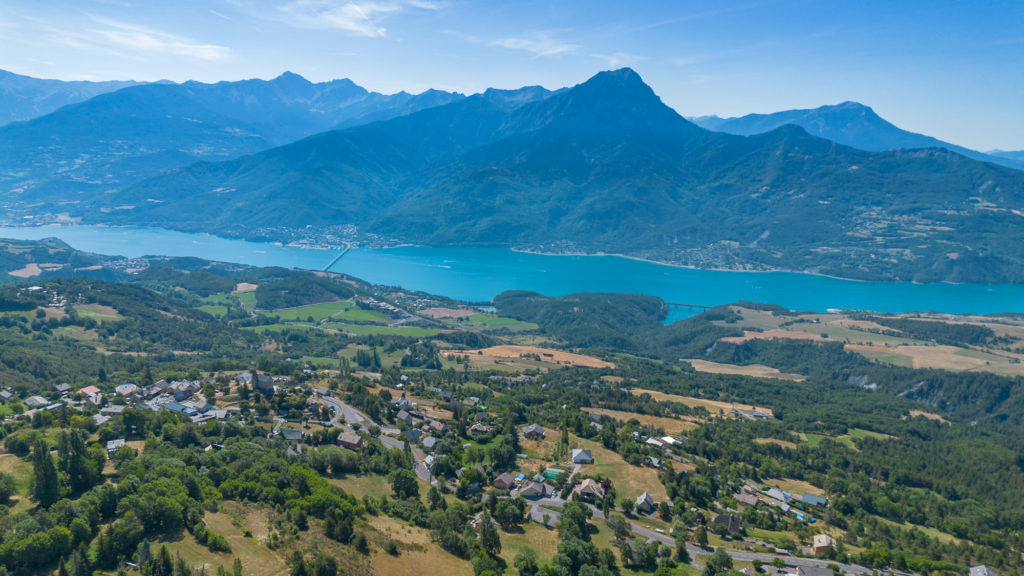 Bonne adresse à Réallon pour des vacances au dessus du lac de Serre-Ponçon : le balcon des Ecrins