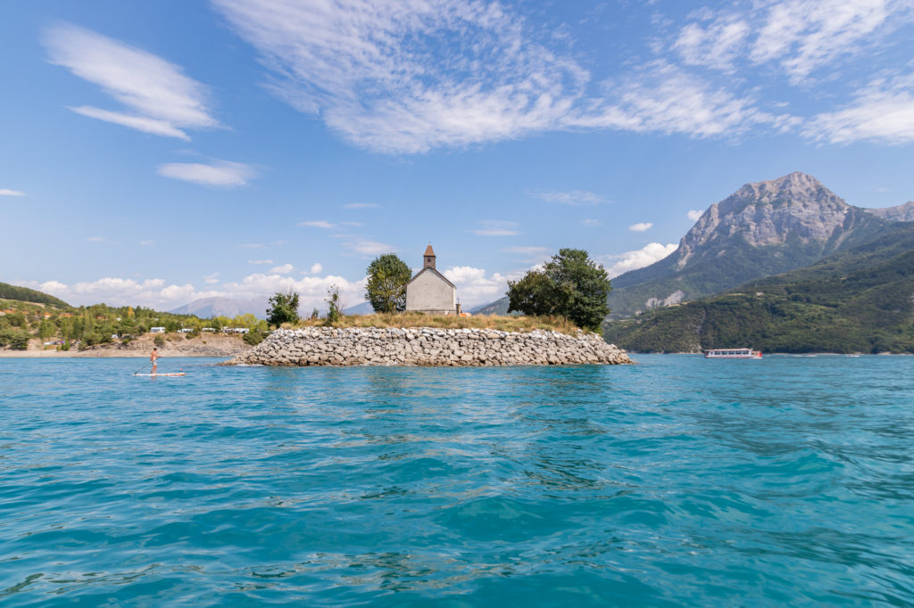 Vacances au bord du lac de Serre-Ponçon : activités nautiques, bateau, paddle