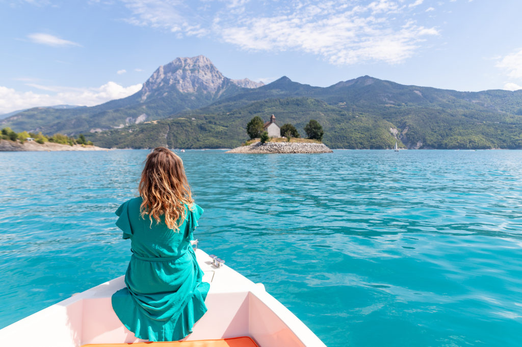 Vacances au bord du lac de Serre-Ponçon : activités nautiques, bateau, paddle