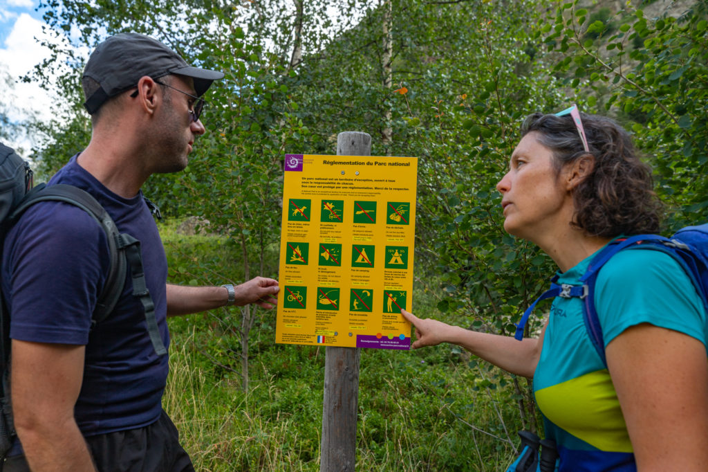 Pourquoi les chiens, les VTT et les drones sont-ils interdits dans le parc national des Écrins ? Comprendre ensemble la réglementation du parc national.