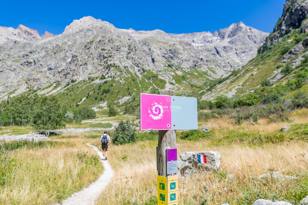 Pourquoi les chiens, les VTT et les drones sont-ils interdits dans le parc national des Écrins ? Comprendre ensemble la réglementation du parc national.