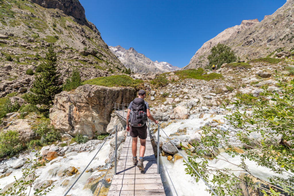 Pourquoi les chiens, les VTT et les drones sont-ils interdits dans le parc national des Écrins ? Comprendre ensemble la réglementation du parc national.