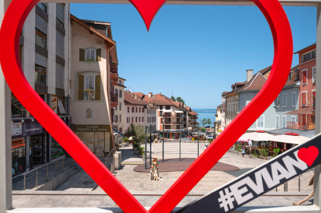 Evian et le lac Léman avec mon chien : bonnes adresses dog friendly, activités nautiques, visites et coups de coeur.