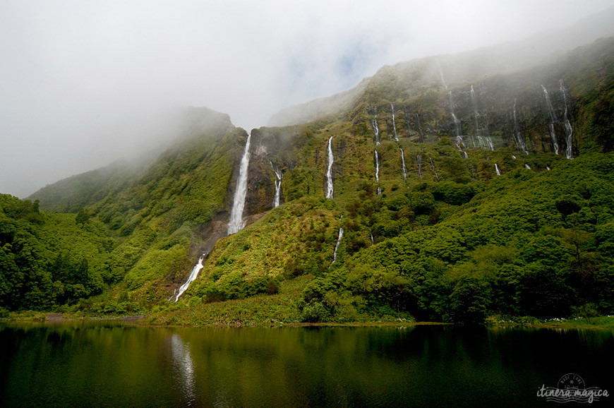 Islande et Açores : les soeurs secrètes. Découvrez les ressemblances entre ces îles de feu, situées sur la même dorsale atlantique.