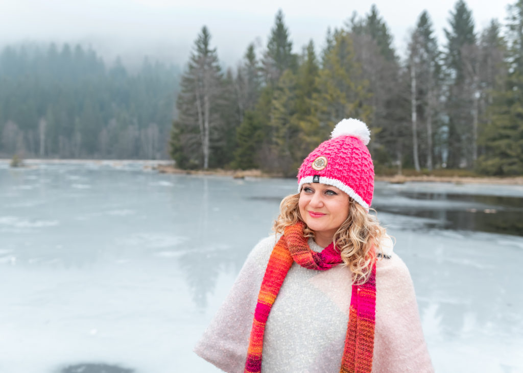 Mode Jeune Jolie Femme En Bonnet Tricoté Avec Veste D'hiver Et écharpe Se  Promène Dans La Ville