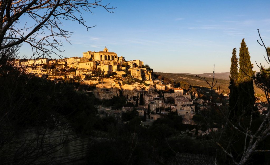 Gordes, le village le plus célèbre du Lubéron, au répuscule.