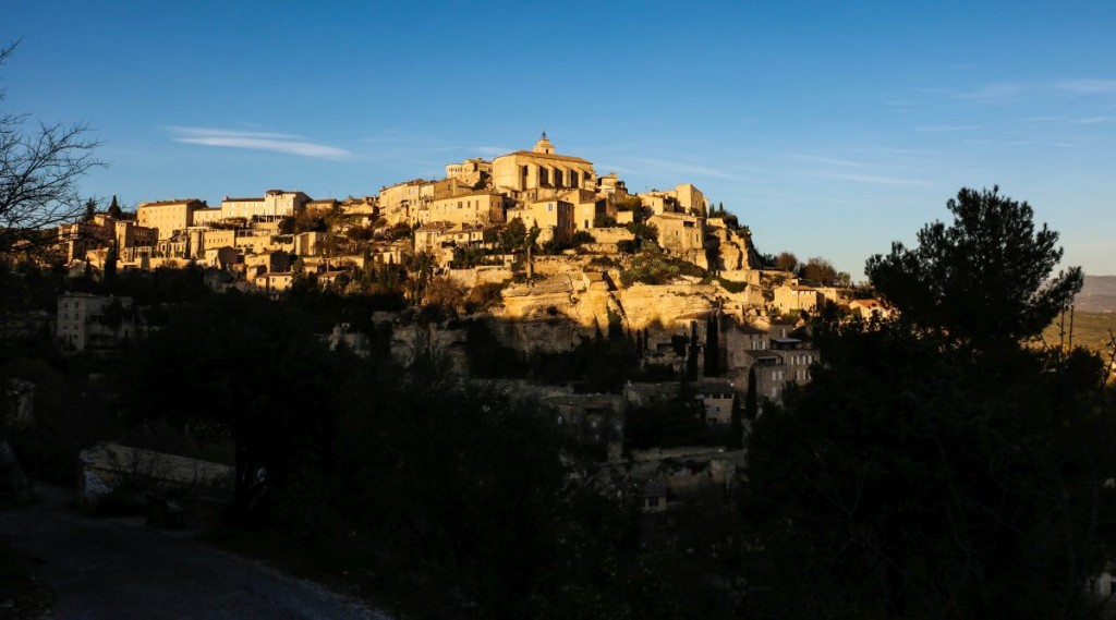 Gordes, wenn die Sonne untergeht.