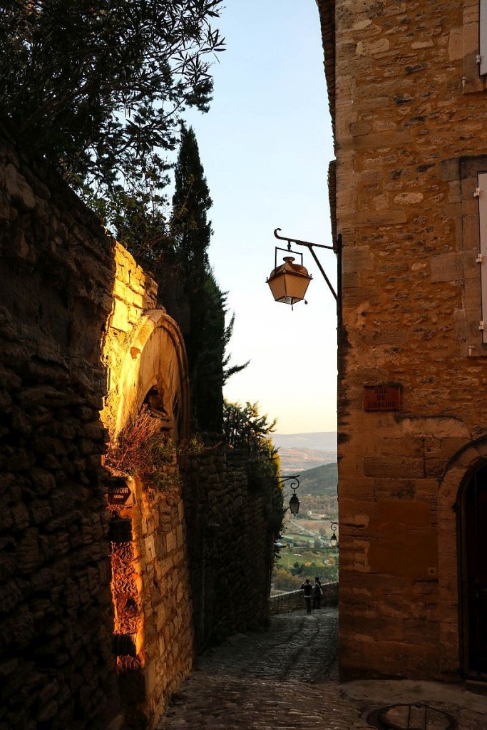 Die Gassen von Gordes in der Abenddämmerung.