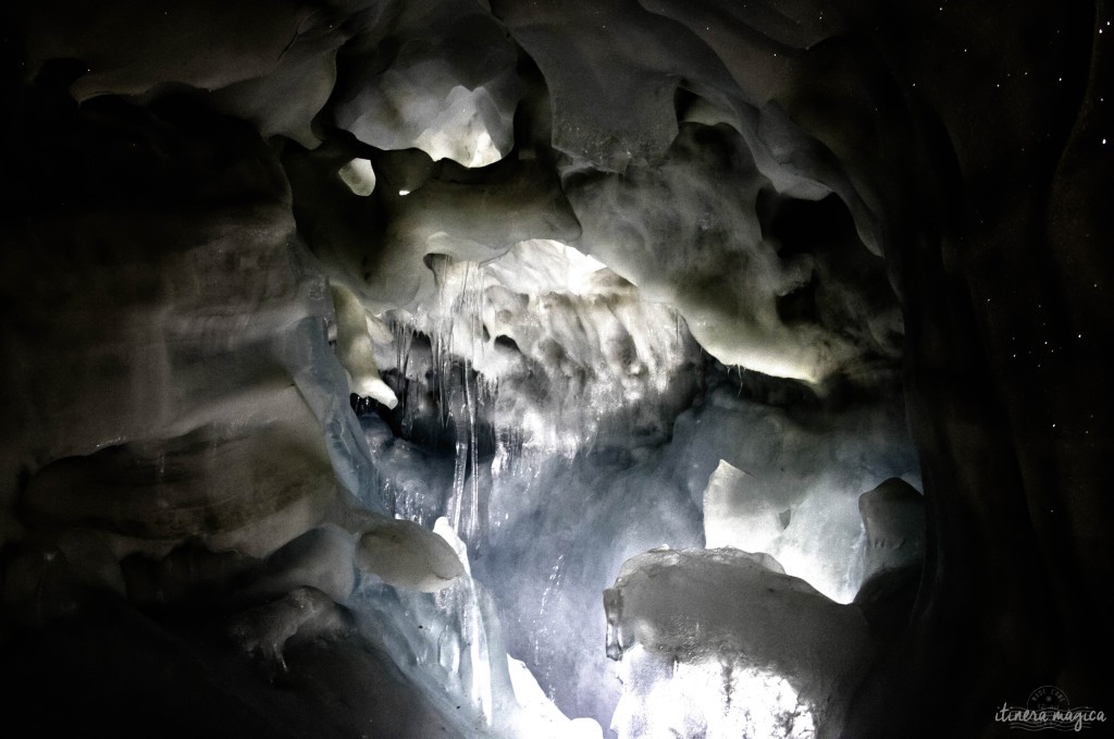 Dans les Alpes du Tyrol, en Autriche, se cache un secret: Hintertux, son glacier skiable toute l'année, sa grotte de glace fabuleuse et son lac souterrain. I Itinera Magica