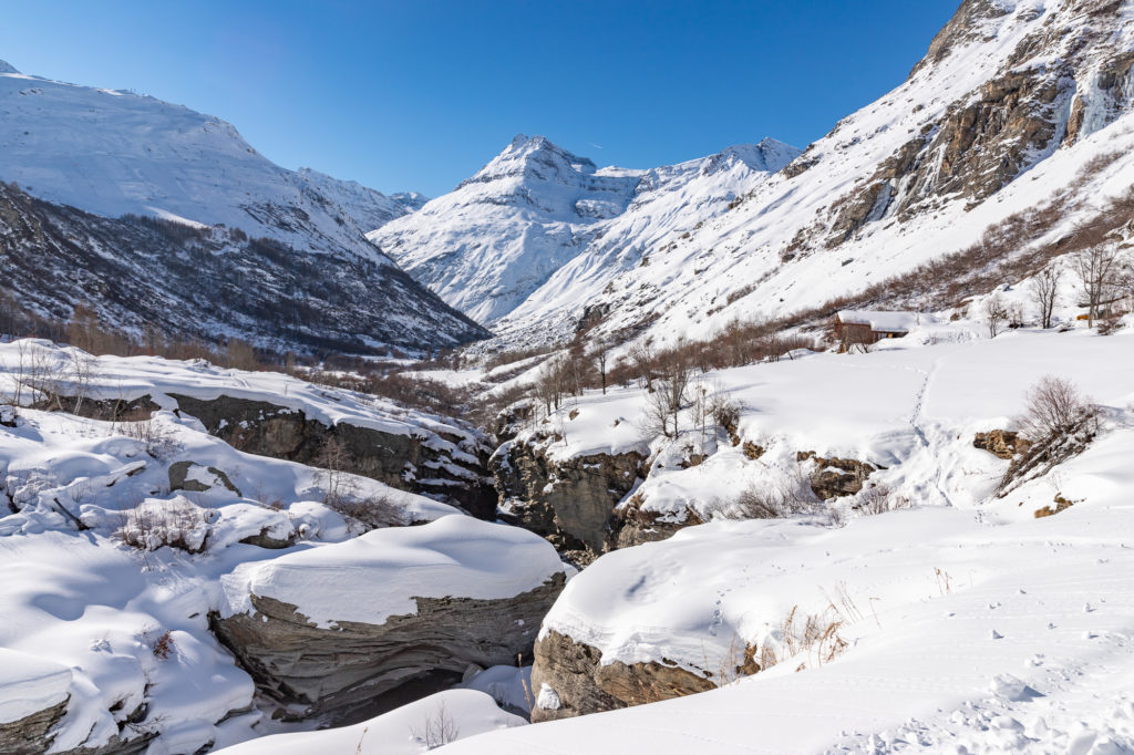 Randonnée vers le hameau de l'Ecot à Bonneval-sur-Arc en hiver