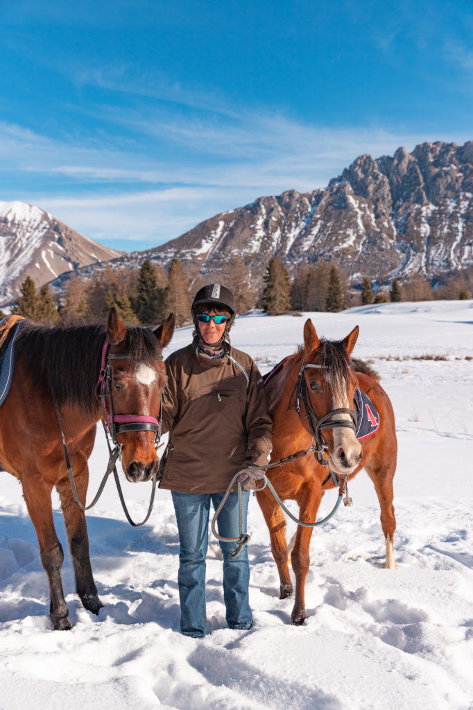 Promenade à cheval en hiver dans la neige dans le dévoluy