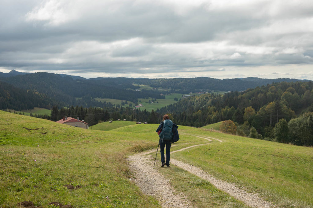 Trois jours de randonnée trek dans le Jura, en autonomie avec bivouac. Itinéraire de randonnée sur les crêtes du Jura autour de Lélex