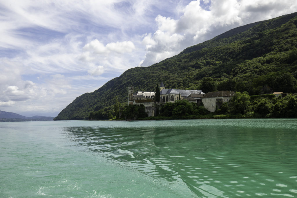 visiter l'abbaye de hautecombe avec mon chien au lac du bourget en savoie