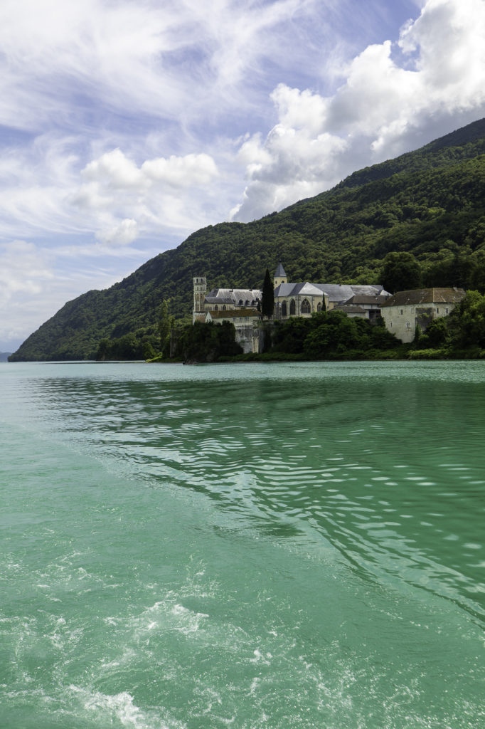 visiter l'abbaye de hautecombe avec mon chien au lac du bourget en savoie