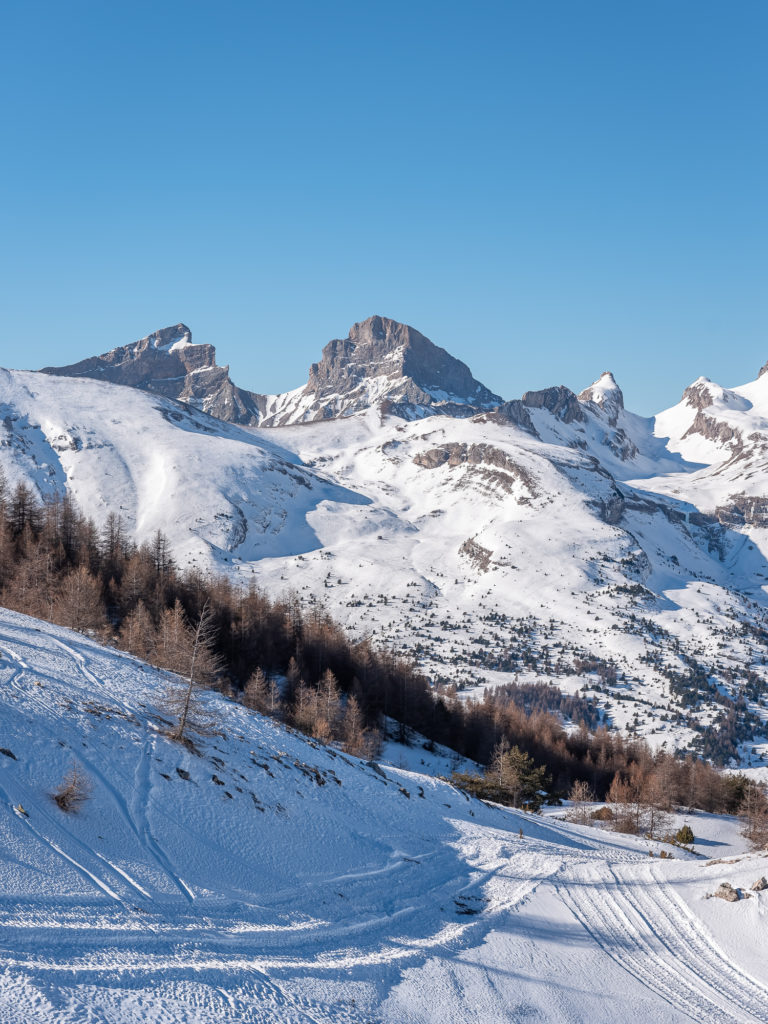 Skier dans Le Dévoluy au soleil des Hautes Alpes. Où skier dans les hautes alpes