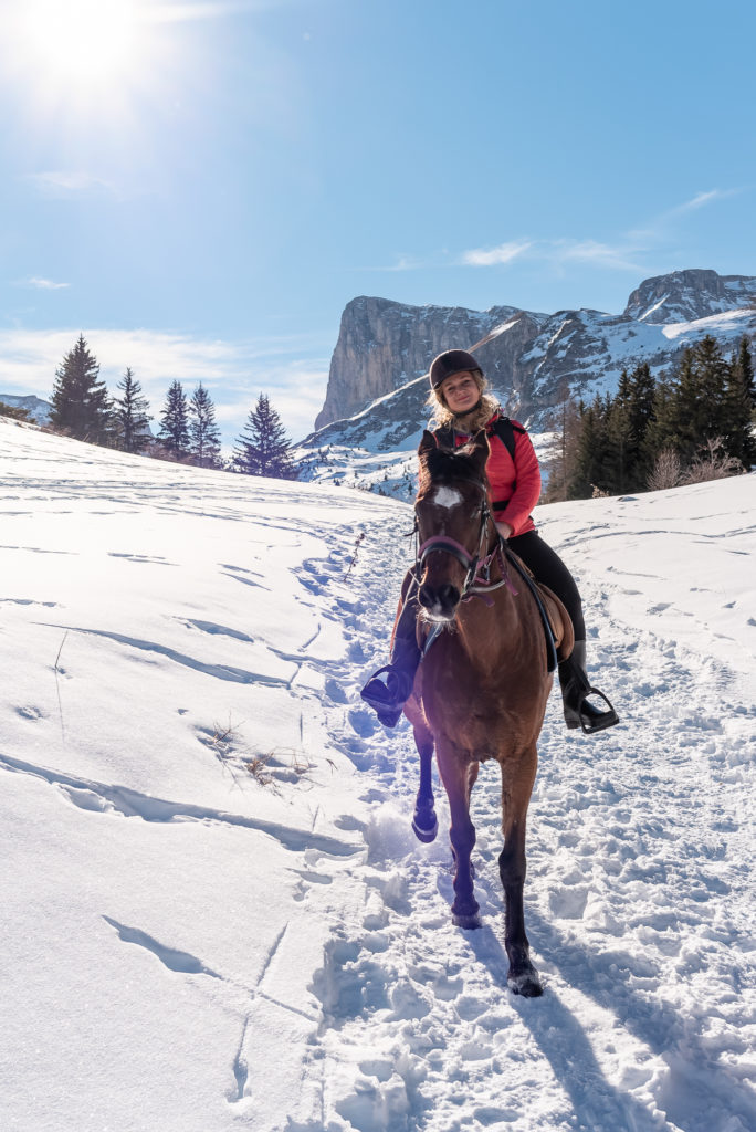Promenade à cheval en hiver dans la neige dans le dévoluy
