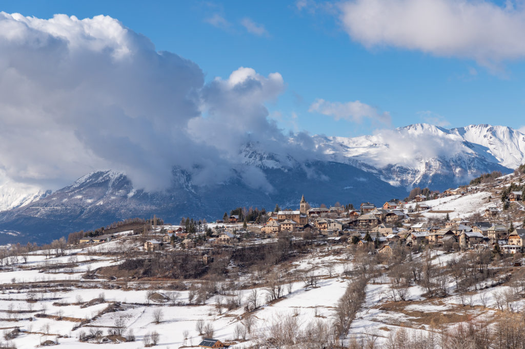 Les Orres en hiver : neige et ski au dessus du lac de serre ponçon