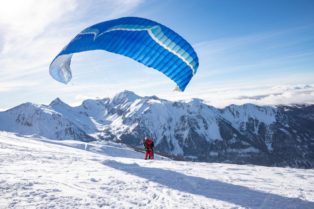 Ski et parapente au dessus du lac de Serre Ponçon aux Orres, Hautes Alpes