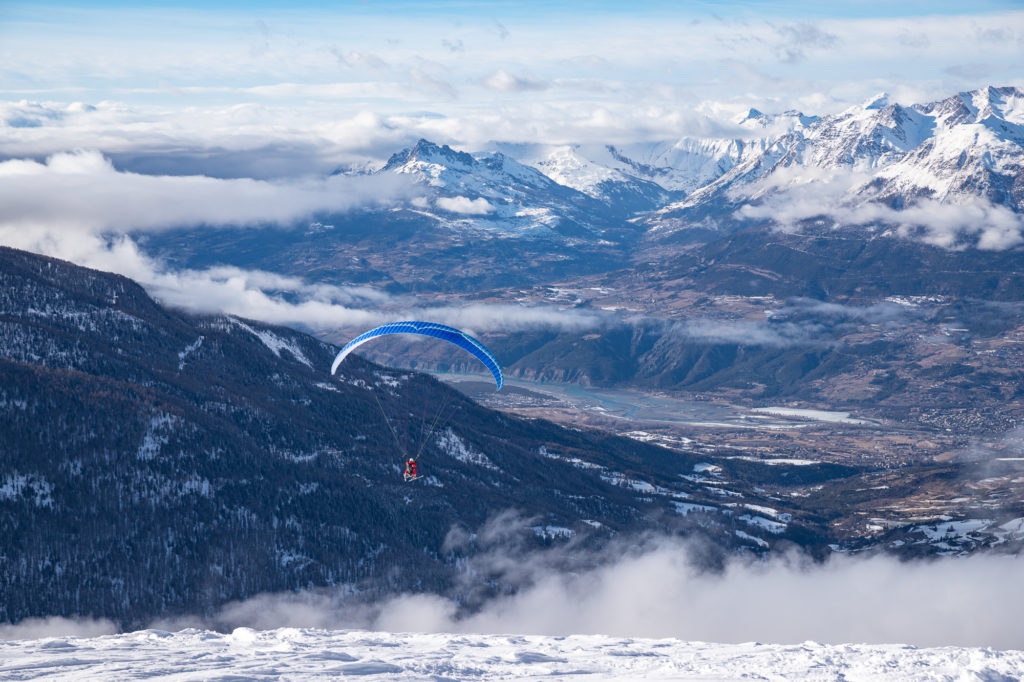 Ski et parapente au dessus du lac de Serre Ponçon aux Orres, Hautes Alpes