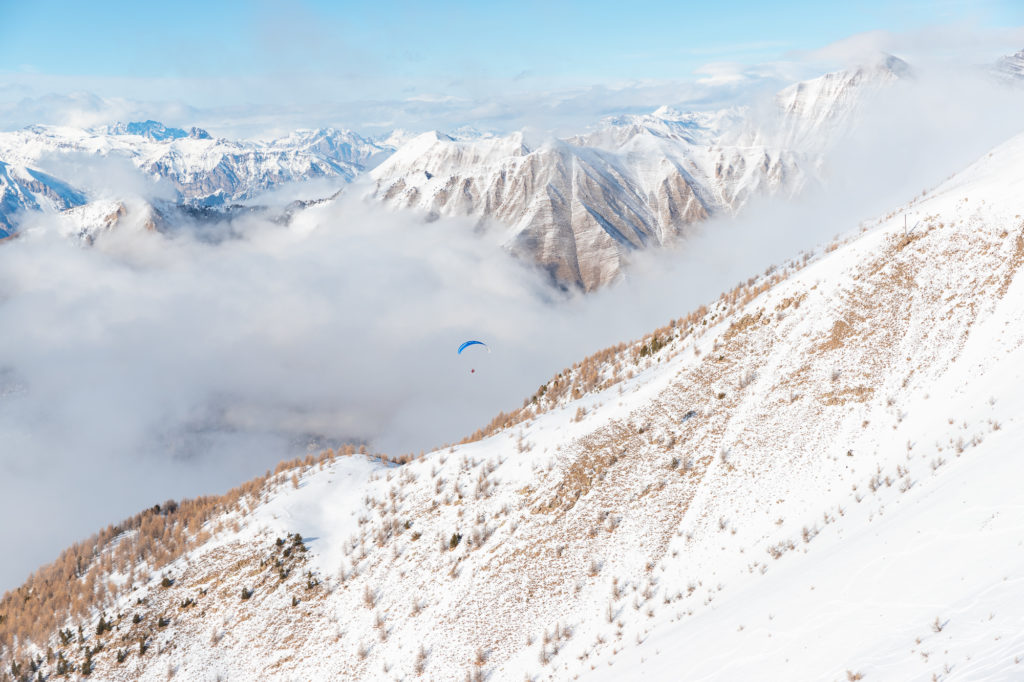 Ski et parapente au dessus du lac de Serre Ponçon aux Orres, Hautes Alpes