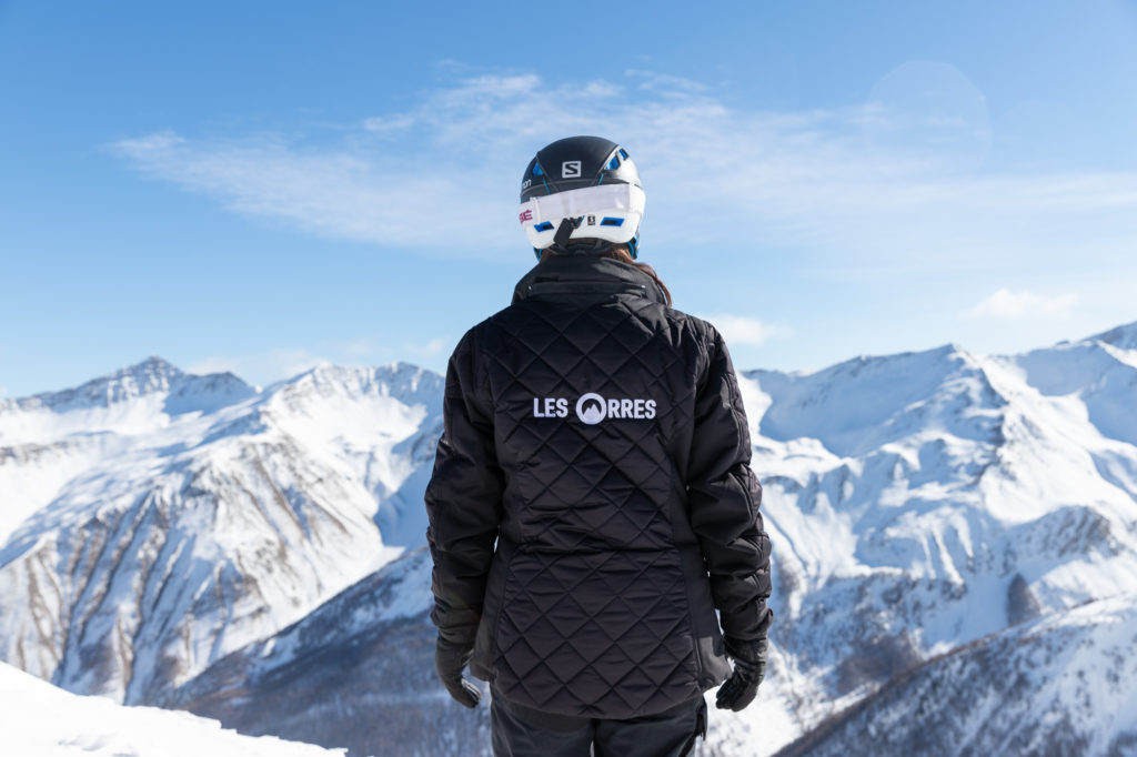 Les Orres en hiver : neige et ski au dessus du lac de serre ponçon